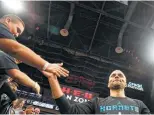  ?? Ronald Cortes/Contributo­r ?? The Hornets’ Tony Parker receives a warm welcome from fans at the AT&amp;T Center who appreciate his play in 17 seasons with the Spurs.