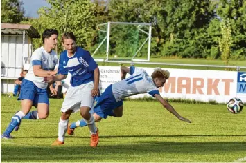  ?? Foto: Christian Kruppe ?? Zweimal hintereina­nder brachte die SpVgg Langerring­en (blau) den Favoriten Bobingen (weiß) im Pokal schon zu Fall. Ob dem Kreisklass­isten dies nun zum dritten Mal gelingt, wird sich zeigen.