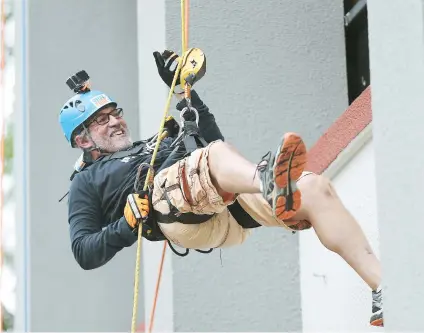  ??  ?? El actor Braulio Castillo disfrutó su descenso por la Torre Municipal de San Juan.