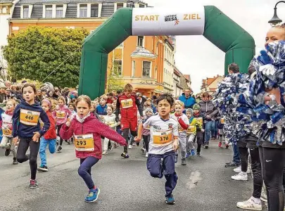  ?? Foto: Lutz Weidler ?? Rege Beteiligun­g gab es 2013 beim Bambini-Lauf auf der Laufmeile.