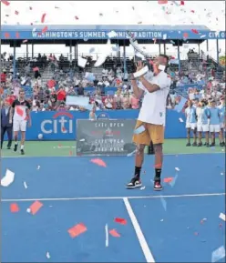  ??  ?? Nick Kyrgios levanta el trofeo conquistad­o en el Citi Open de 2019.