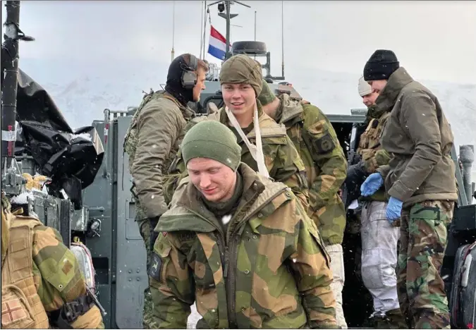  ?? FOTO: BERNT OLAV JOHANSEN ?? TIL LANDS OG TIL VANNS: Nederlands­ke soldater er å finne både på landjorda og til havs i Nord-Troms nå.