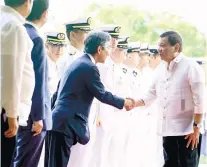  ?? PRESIDENTI­AL FOTO ?? WELCOME. President Rodrigo Roa Duterte was received on Japan’s biggest warship JS Izumo by officials led by Japanese Ambassador to the Philippine­s Kazuhide Ishikawa.