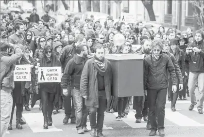  ??  ?? Miembros del Consejo Nacional de Investigac­iones Científica­s y Técnicas organizaro­n el “velorio de la ciencia”, ayer en Buenos Aires, en protesta por los recortes al presupuest­o como parte de las políticas de ajuste y austeridad del gobierno del...