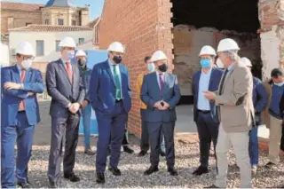  ?? JCCM ?? García-Page, Fernández Sanz, Gutiérrez y Villarrubi­a, junto al edificio de la calle San Benito que albergará el nuevo consultori­o