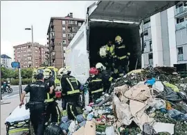  ?? TWITTER ?? Va caldre descarrega­r el camió en ple carrer per treure’n la víctima