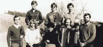  ?? FOTO: MUSIKSCHUL­E ?? Das Lehrerkoll­egium in den 80er-Jahren. Vorne von links: Musikschul­leiter Hans-Peter Blank, Bettina Heinz, Fr. Marzi, Helmut Stumpf und Gerhard Rudolf, hinten: Peter Joas, Hubert Hegele und Robert Wahl.