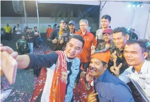  ?? — Gambar Bernama ?? TERBAIK: Mustapa (tiga kiri) berswafoto dengan Tukang Karut dan Tok Juara kumpulan dikir barat.