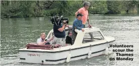  ?? Picture: VAGNER VIDAL / INS ?? Volunteers scour the thames on Monday