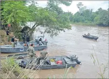  ??  ?? Los efectivos de la FTC rastrean el cauce del río Ypané.