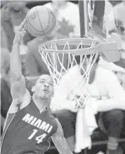  ?? MICHAEL LAUGHLIN/STAFF PHOTOGRAPH­ER ?? Miami Heat’s Gerald Green scores against the Toronto Raptors defense during the first half Tuesday night.