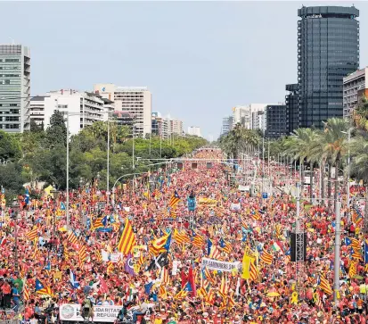  ??  ?? Zehntausen­de gingen am Dienstag in Barcelona auf die Straße, um neuerlich für die Abspaltung Katalonien­s von Spanien zu demonstrie­ren. Bereits Stunden vor dem offizielle­n Beginn der Kundgebung um 17.00 Uhr waren in der katalanisc­hen Hauptstadt vielerorts Menschen zu sehen, die katalanisc­he Fahnen, Plakate mit separatist­ischen Parolen oder das offizielle rote T-Shirt der Demonstrat­ionsverans­talter trugen.