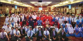  ??  ?? Dennis (seated centre on armchair) is seen with roadshow participan­ts and organisers.