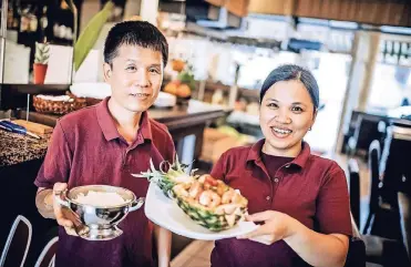  ?? RP-FOTO: ANDREAS ENDERMANN ?? The-Dan Ngo und Le Hong Hoa (v.l.) servieren Köstliches wie Garnelen mit Ananas und Tomaten.