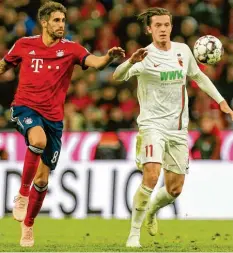  ?? Foto: Kolbert ?? Zweikampf gegen Javi Martinez (links). Die taktische Vorgabe von Michael Gregoritsc­h gegen die Bayern war, die Sechser der Münchner zuzudecken.