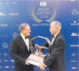  ??  ?? Alejandro Soberón recibió el reconocimi­ento, de manos del líder de F1.