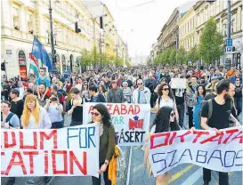  ??  ?? Am Wochenende demonstrie­rten in Budapest 10.000 Menschen gegen die geplante Schließung der Central European University.