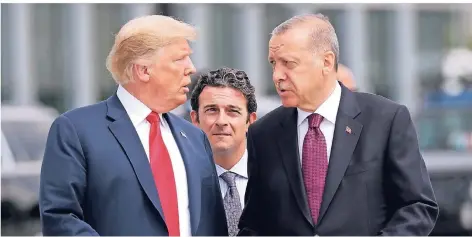  ?? FOTO: REUTERS ?? Da haben sie noch geredet: der türkische Präsident Erdogan und der amerikanis­che Präsident Trump beim Nato-Gipfel Anfang Juli in Brüssel.