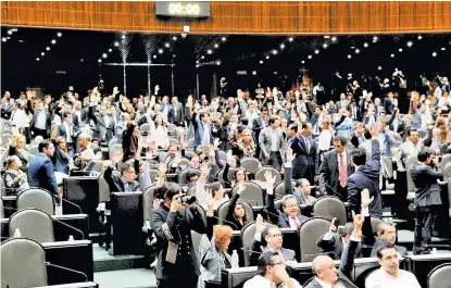  ??  ?? Diputados votan una propuesta en la sesión de ayer en el pleno de la Cámara.