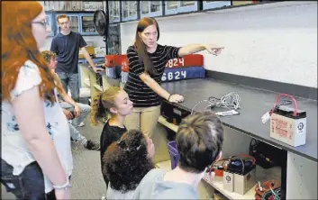  ?? Rachel Aston Las Vegas Review-Journal @rookie__rae ?? Dawn Trujillo teaches the robotics class at Las Vegas Academy. The robotics team — the Robot Pigeons — was created last year.