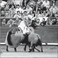  ??  ?? Efrén Acosta Baray, picando en la Plaza de Las Ventas de Madrid, en una de varias aplaudidas tardes, y a la derecha, de visita en Mérida, con Eduardo Puerto López