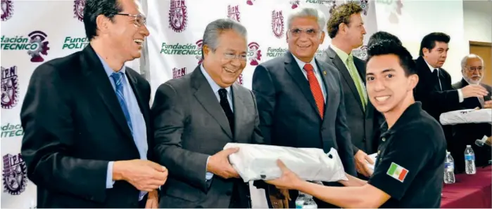  ??  ?? Humberto Soto Rodríguez, titular de la Fundación Politécnic­o, felicitó a los estudiante­s por su triunfo en la justa científica.
