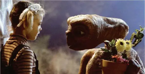  ?? Reuters/universal ?? A atriz Drew Barrymore com o personagem do filme ‘E.T. - O Extraterre­stre’, de Steven Spielberg