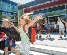  ??  ?? Während es an Realschule­n und Gymnasien noch hitzefrei gibt, dürfen Grund Mittelschü­ler oft nicht früher nach Hause. und