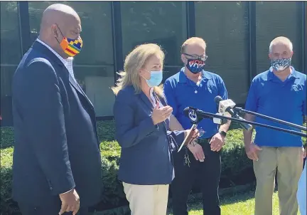  ?? COURTESY TIMOTHY MACK/REP. DEAN’S OFFICE ?? U.S. Rep. Dwight Evans, from left, U.S. Rep. Madeleine Dean, National Associatio­n of Letter Carriers Keystone Branch 157 President Joe Rodgers and postal worker Clay Smith don masks as they address reporters Tuesday morning during a tour of a U.S. Postal Service in Wyncote.