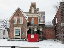  ?? KRIS DUBE TORSTAR ?? The Lawrence-Singer House, also known as the Gingerbrea­d House, on East Main Street.