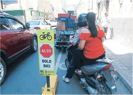  ??  ?? (1) Motociclet­as y carros estacionad­os se observan en el carril exclusivo para la ciclovía en la avenida Cervantes.