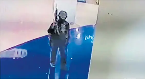  ?? AFP ?? El homicida. Una imagen de video del soldado Jakrapanth Thomma, que durante un día entero sembró el terror en un shopping tailandés.