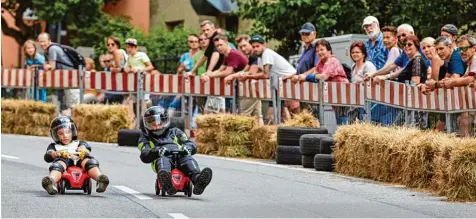  ?? Fotos: Peter Fastl ?? Auf dem Bobby Car den Klinkerber­g hinab: Am Wochenende gab es zahlreiche Rennen.