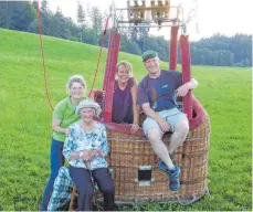  ?? FOTO: SYLVIA KUBENZ-SCHMID ?? Das Ballonfahr­tquartett nach der erfolgreic­hen Landung nach gut anderthalb Stunden (von links): Beatrix Blank, Josefine Hüttle, Andrea Morlock und Reimar Schmid.
