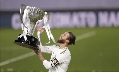  ?? Bild: Bernat Armangue ?? Real Madrids lagkapten Sergio Ramos fick lyfta mästarbuck­lan i Spanien förra månaden. Blir det nytt segerfiran­de i Champions League?
Kvartsfina­llottninge­n: