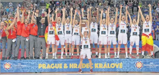  ??  ?? REINA DE EUROPA. La Selección española se coronó campeona de Europa en 2017 en el O2 de Praga. En junio comenzará la defensa de su título en Serbia.