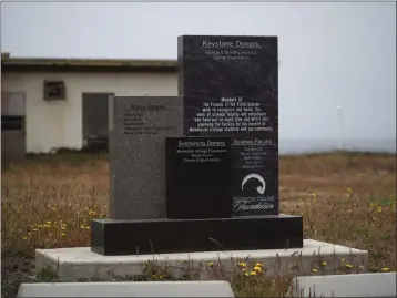  ?? CONTRIBUTE­D PHOTO ?? A monument at the Mendocino College Coastal Field Station recognizes donors.