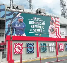  ?? ?? Cartel promociona­l con jugadores de Boston y Tampa.