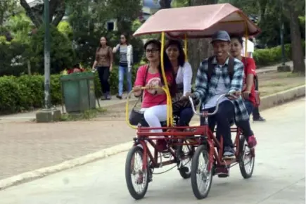  ?? Photo by Milo Brioso ?? 4 WHEELERS. Local tourists enjoy a quadcycle at Burnham Park.