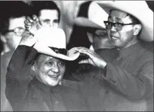  ?? PROVIDED TO CHINA DAILY ?? Above: Deng Xiaoping is presented with a Stetson at a private rodeo show in Simonton on Feb 2, 1979.