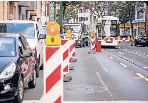  ?? FOTO: ANNE ORTHEN ?? Eine ausgefalle­ne Ampel sorgt auf der Oberbilker Allee für Stau. Eine Schranke soll helfen, den Verkehr zu regeln.