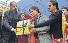  ?? DEEPAK SANSTA/HT ?? HP CM Jai Ram Thakur distributi­ng the ‘Mahila Suraksha’ handbook to differentl­y abled students in Shimla.