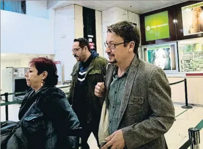  ?? MARTA PEREZ / EFE ?? Xavier Domènech, diputado en el Congreso, ayer a su llegada a la estación de Barcelona Sants