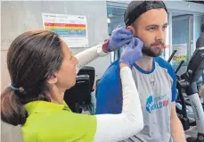  ?? FOTO: THORSTEN KERN ?? Letzter Test vor dem Sommer – und erster Test als neuer Towerstars­Spieler: Thomas Merl beim Laktattest mit Sportthera­peutin Pamela Kiderlen vom Radius.