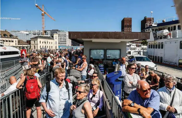  ?? FOTO: STEIN J. BJØRGE ?? Det har vaert kø på Aker brygge, men 1300 ekstra avganger har sørget for at alle som vil, skal få komme seg til øyene. Bildet er tatt 14. mai i år.