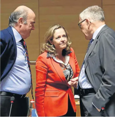  ?? EFE/ JULIEN WARNAND ?? ▶▶ Calviño habla con el director gerente del Mecanismo de Estabilida­d y con el vicepresid­ente del BCE, Guindos.