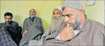  ?? WASEEM ANDRABI/HT ?? Bashir Khanday (right), father of slain militant Rouf, at his home in Anantnag’s Dehruna village in south Kashmir Thursday.