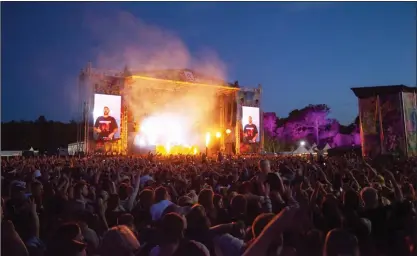  ?? Foto: Riikka VaahteRa/RuisRock ?? Amerikansk­a duon The Chainsmoke­rs avslutade fredagen på Ruisrock.