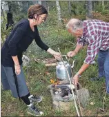  ?? Gunleif Lindland sørger for «kjerringer» til Elin Brovigs kaffekjele. ?? SKAUKAFFE: