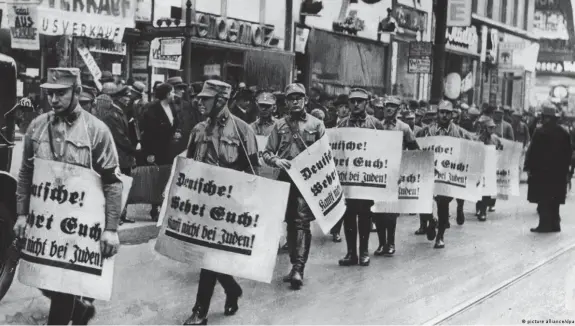  ?? Bild: picture alliance/dpa ?? Hitlers Sturmabtei­lung, SA, bei einem Aufmarsch 1938: Terror und Hass gegen Juden und politische Gegner